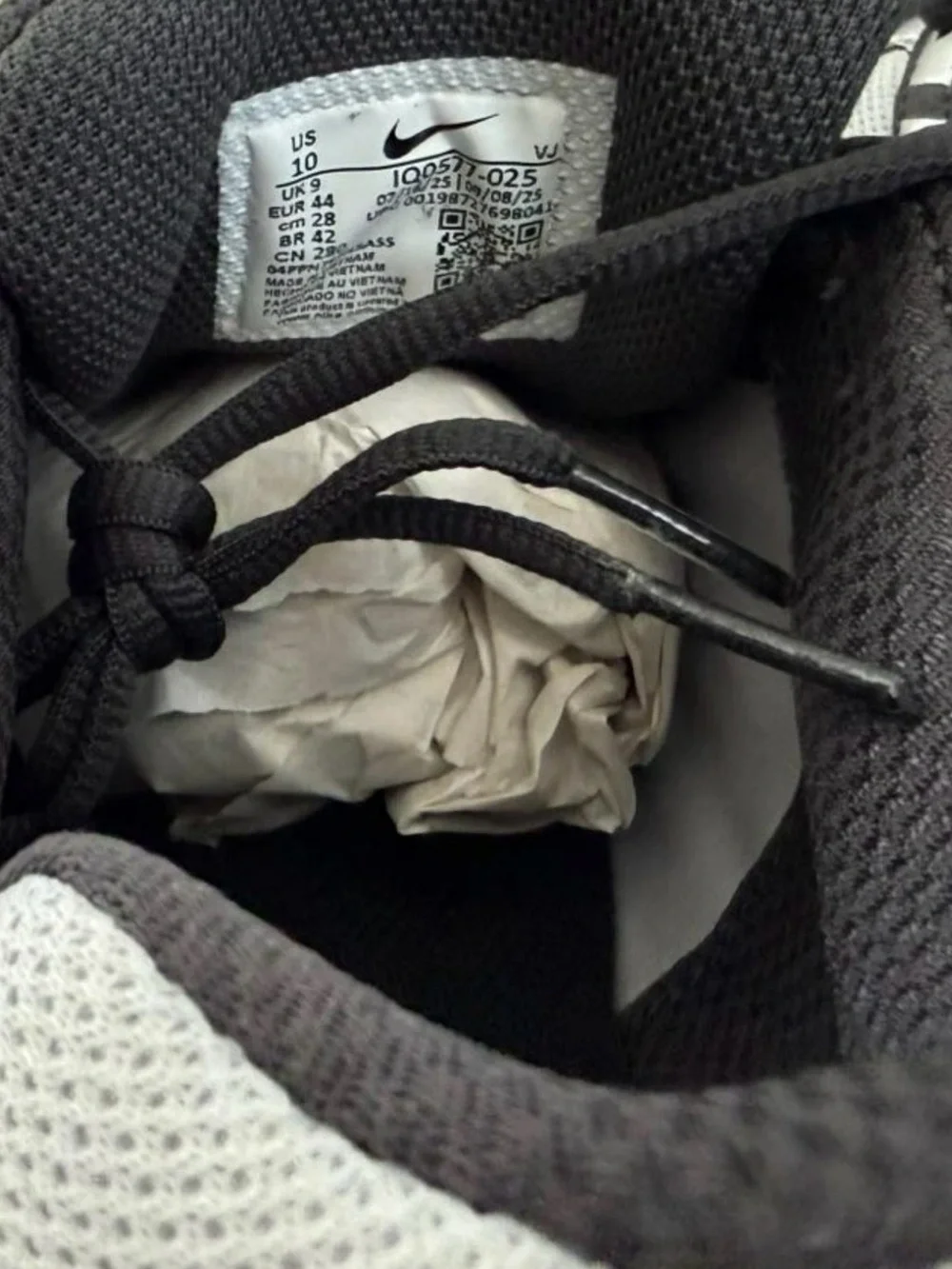 Nike Men’s Black and White Lace-Up Sneaker